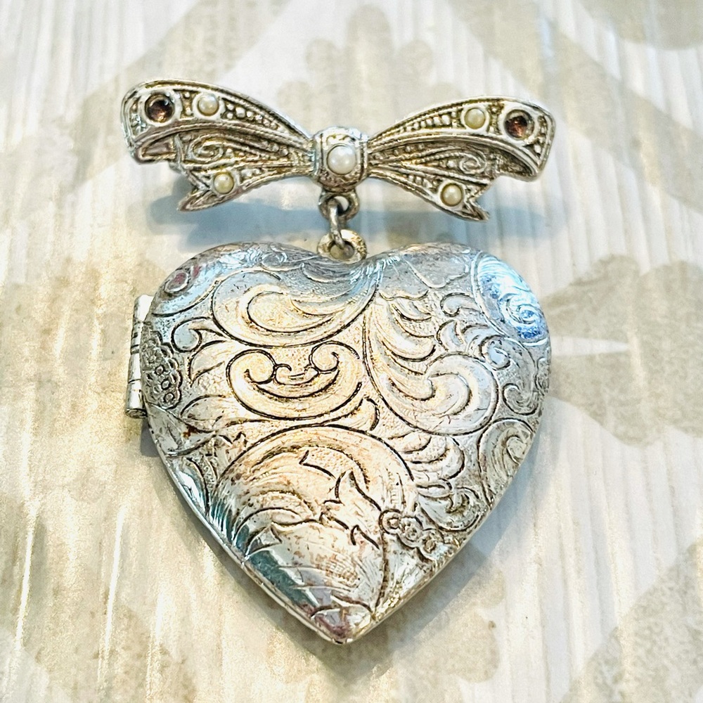 VINTAGE 🤍 Heart Locket Brooch